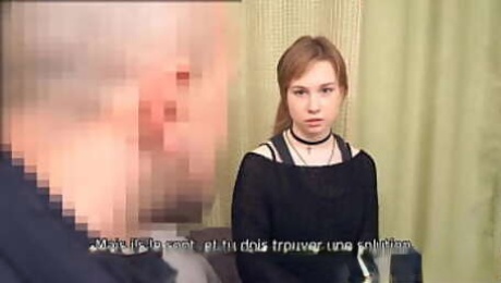 DEBT4k. Jolie jeune fille avec un tour de cou satisfait le boner du collecteur de dettes