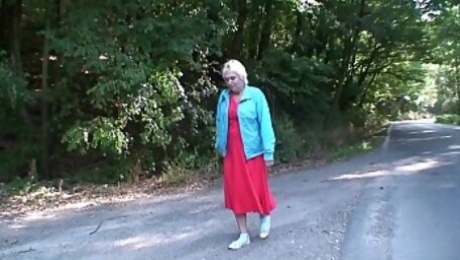 Hitchhiking blonde granny picked up and doggy-fucked roadside