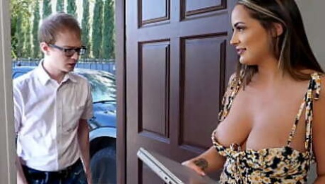 Young Nerd Helps her Hot MILF Neighbor with her Laptop