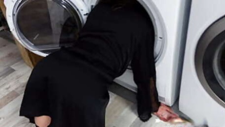 Stepmom got stuck in the washing machine and got fucked!!!