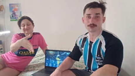 Meu time de futebol perdeu, ela ganhou a aposta e teve que comer meu pau