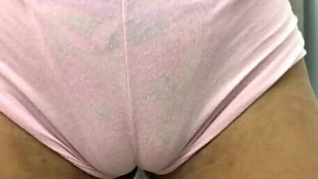 MI HIJASTRA MOSTRANDOME SU CAMELTOE EN SUS LEGGINS