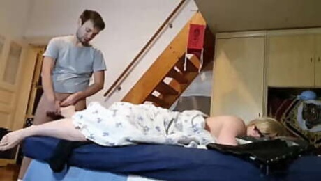 Pervert stepson jerking off to his stepmother's feet secretly HD