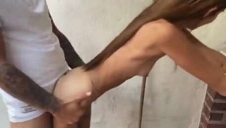 SEXO DURO CON RICA FLACA LATINA EN EL PATIO DE SU CASA