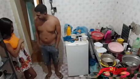 Uma pequena enteada fofa sendo fodida pelo padrasto na cozinha