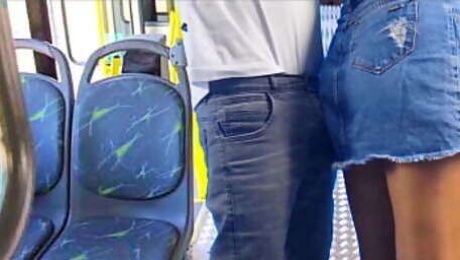 Jovem estudante leva encoxada dentro onibus!