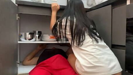 Me aprovecho de PLOMERO aprendiz joven y lo logro calentar para que me folle duro y me hace venir adentro de su culo. H.L.