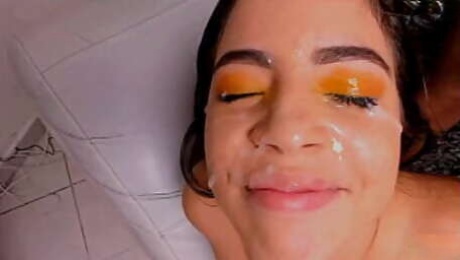 La Putita menuda, Little Lolly, aceitada, follada y con la cara cubierta de semen espeso y pegajoso