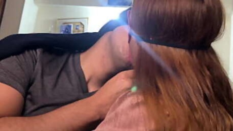 A ella le encantan los BESOS sucios y CALIENTES, llenos de SALIVA y con mucha LENGUA