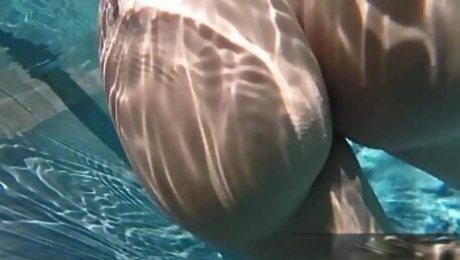 Horny Olivia Austin plays with her pussy underwater
