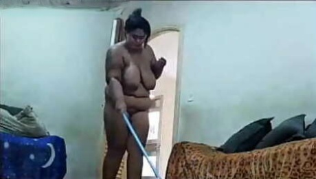 Camera escondida flagra empregada arrumando casa pelada com sua grande buceta