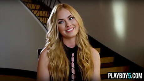 Gorgeous big ass blondemodel Bailey Rayne fully nude