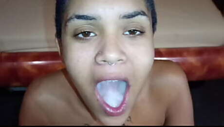 Magrinha gostosa gosta de beber leite quente