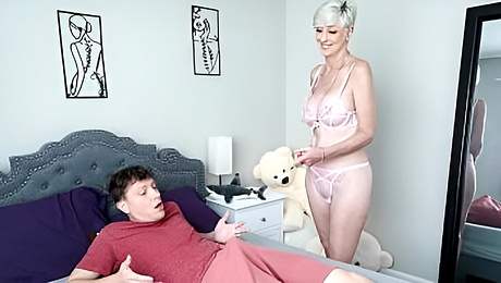 Step Nana's Is A Geriatric Babe With INCREDIBLE Pussy