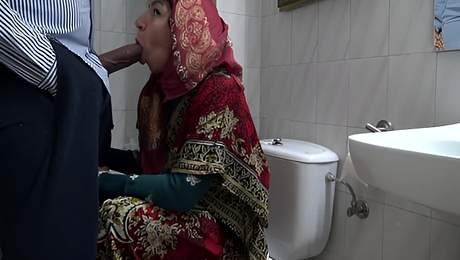 A Horny Turkish Muslim Wife Meets With A Black Immigrant In Public Toilet 5 Min