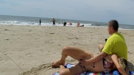 REAL AMATEUR PUBLIC HANDJOB RISKY ON THE BEACH !!! PEOPLE WALKING NEAR...