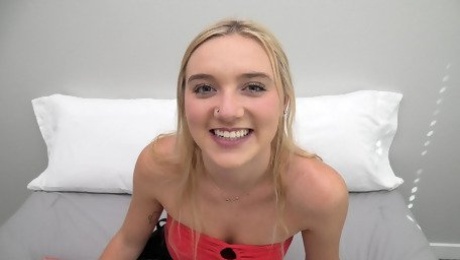 This 18 yr old blond hair lady teenager cocksucker a nice ass